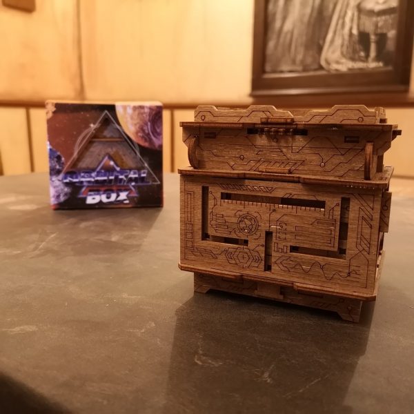 Orbital Box, een houten escape room van Escape Welt, verkrijgbaar bij E-scaperooms.nl