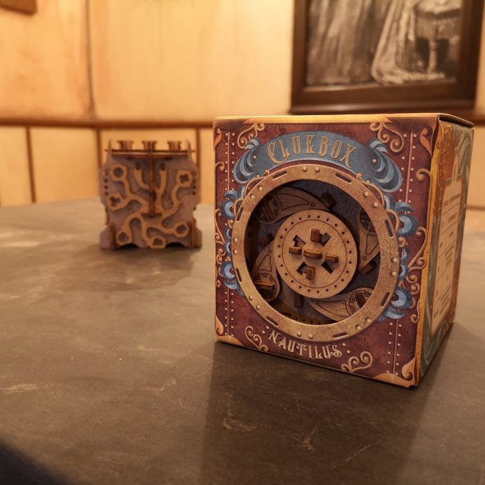 Nautils Cluebox van iDventure. Houten puzzel en Escape Room voor thuis!